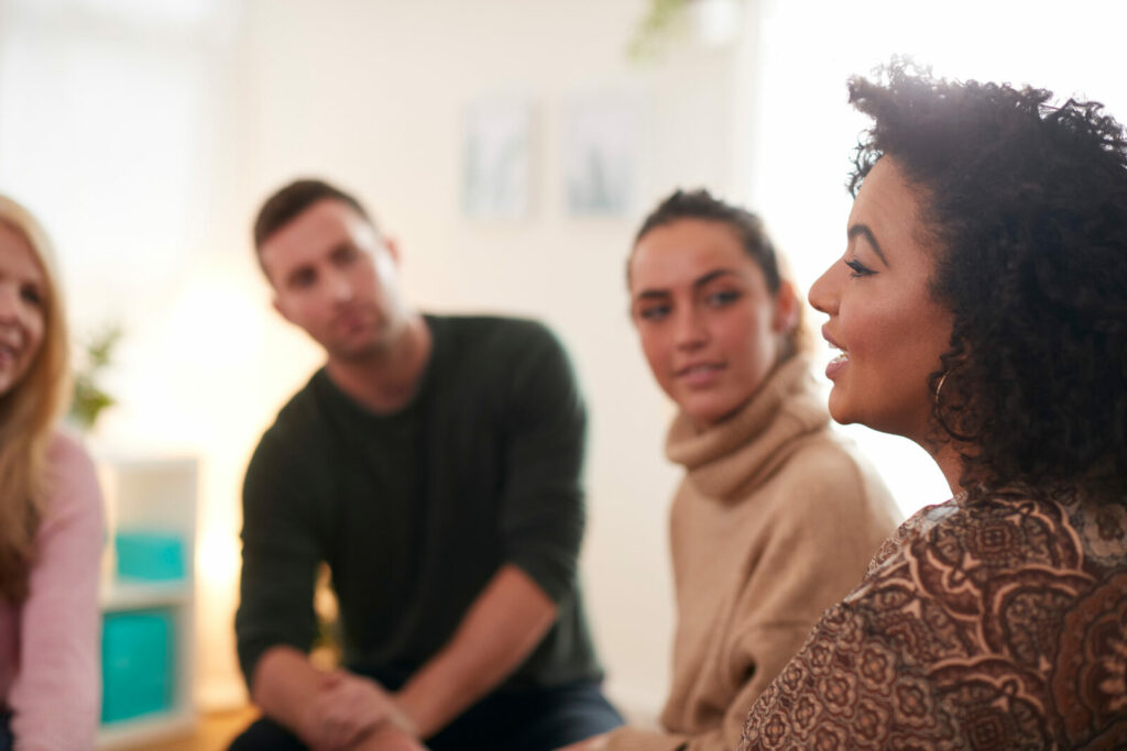 Deux jeunes discutant lors d’une formation